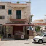 Su questa strada si trovano molte delle storiche attivit� commerciali del luogo, aperte da decenni e gestite dalle stesse famiglie che le fondarono. Al lato di una vasta piazza alberata incrociamo ad esempio la macelleria-braceria �Vecchia Storia�, attiva dal 1950